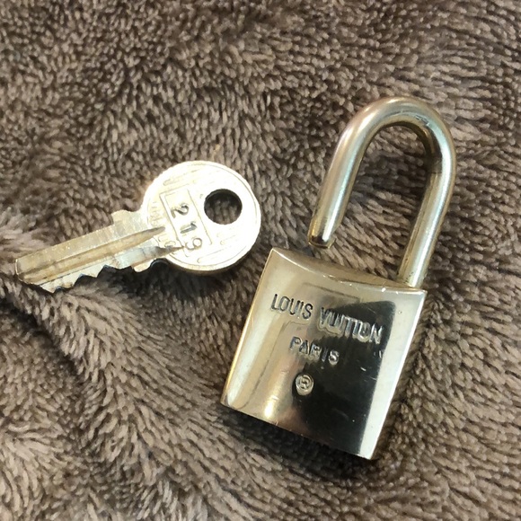 Vintage LV Louis Vuitton Padlock Lock & Key 219 - Picture 11 of 16